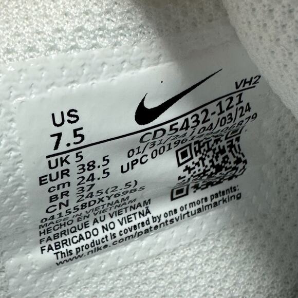 Nike Women’s Air Max Excee White Metallic - Picture 9 of 9